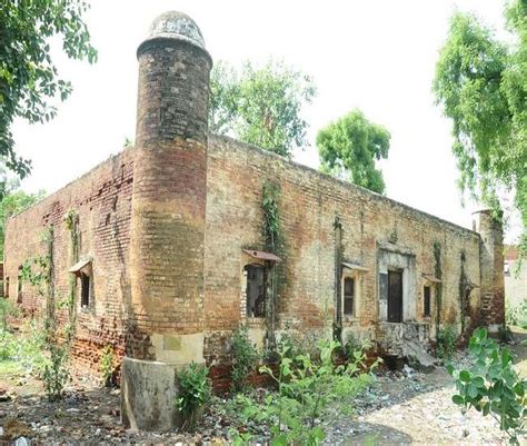 History : अलीगढ़ मैं है ऐसा किला जो एक कस्बे को नाम देकर गुमनाम हो गया Aligarh news - There is a ...