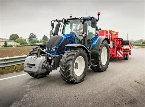 All new Valtra tractors to get first start-up on '100% renewable fuel' - Agriland.ie