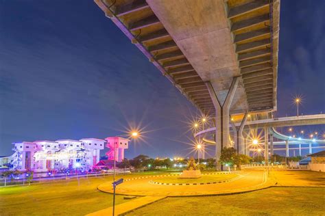 Bhumibol Bridge in Bangkok at night 1922848 Stock Photo at Vecteezy