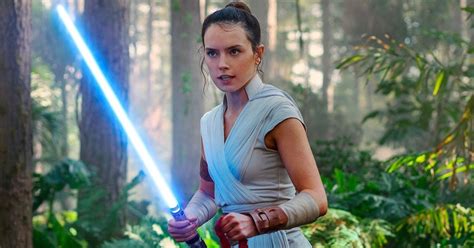 'Rise of Skywalker' ending: Jedi lore explains Rey's new yellow lightsaber