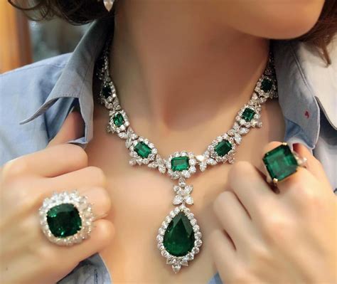 Pin by Sanjida Jahan Prity on Emerald green stone | Big diamonds necklace, Beautiful diamond ...