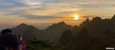 Watch Huangshan Sunrise While Hiking the Yellow Mounatin 2025