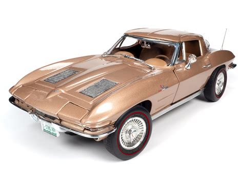 AUTO WORLD AMM1222 1:18 Scale 1963 Chevrolet Corvette Stingray Coupe ...