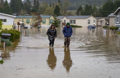 Flooding forces evacuations for 2nd day in Oregon