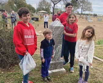 Kids learn history of Somervell cemetery | Dublin Citizen