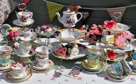 cake stand heaven: Mismatched Teacups and Cake Stands for a Vintage Tea Party