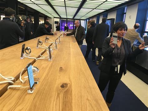 Here's Samsung's trendy answer to Apple Stores in New York - CNET