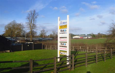 Businesses at Newnham Manor Farm © Des Blenkinsopp cc-by-sa/2.0 :: Geograph Britain and Ireland