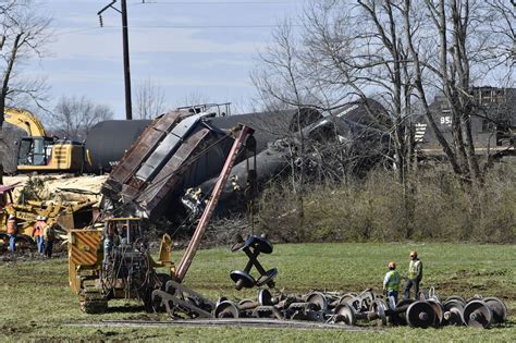 The Latest: Norfolk Southern clearing derailed freight cars - Sacramento, CA