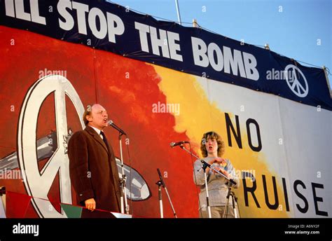 Neil kinnock addressing 1983 rally hi-res stock photography and images ...