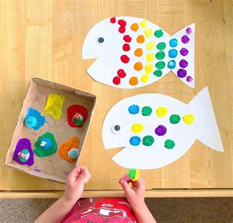 Pom Pom Stamp Rainbow Fish 🐠 🌈 Poms poms and paint make the cutest, most colorful fish scales on ...