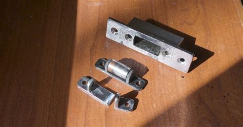 Roller door latch repair kit (with FreeCAD sources) par Tol ...