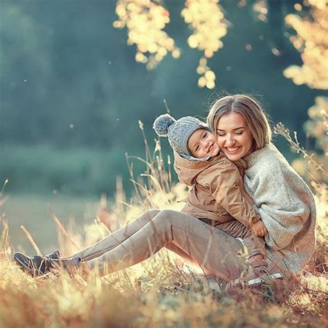 30+ Stunning Mom and Baby Photo Shoot Ideas To Try At Home | Mother son photos, Mother daughter ...