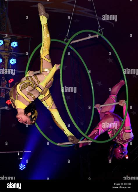 Circus performers hi-res stock photography and images - Alamy