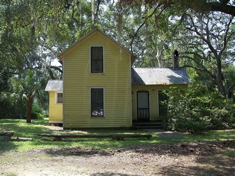 Kerr City: A Real Ghost Town In Florida That's Haunted