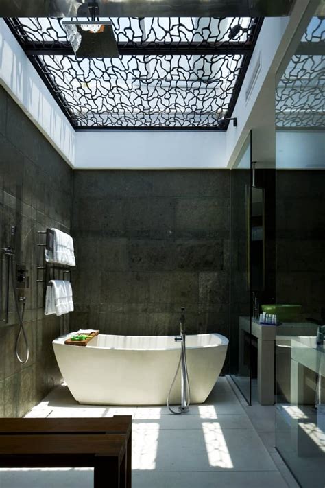 50 Luxury Bathrooms with Skylights