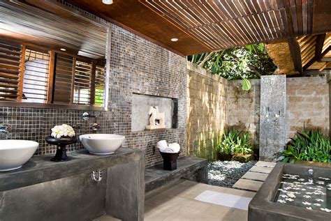 50 Stunning Outdoor Shower Spaces That Take You To Urban ...