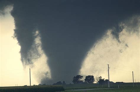 F4 Tornado | Tornadoes! : simplebooklet.com | Tornadoes, Natural ...