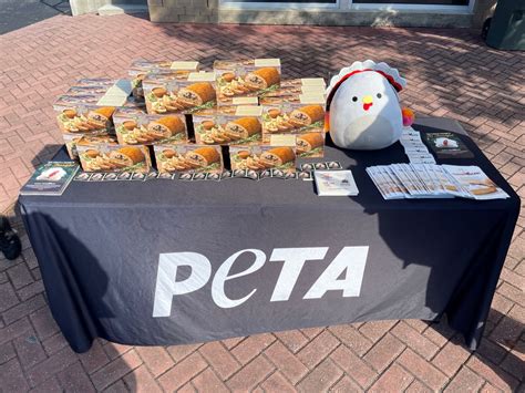 Photos: ThanksVegan! PETA to Hand Out Dozens of Turkey-Free Roasts - Norfolk, VA | PETA