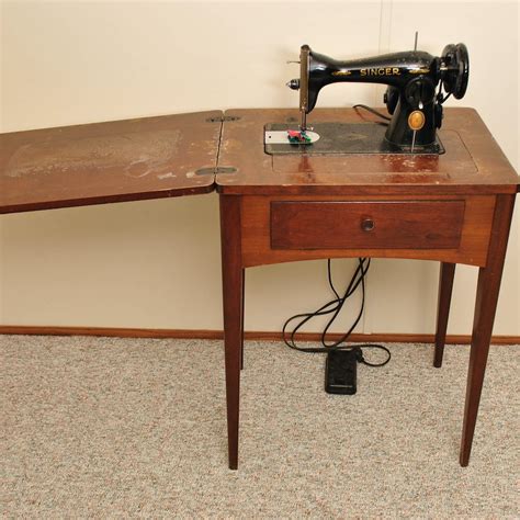 Vintage Singer Sewing Machine in Wooden Cabinet : EBTH