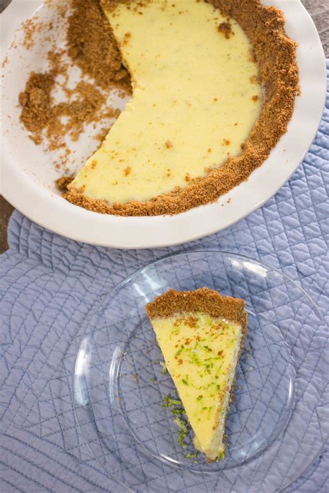 Heavenly Pioneer Woman-Style Key Lime Pie | FaveSouthernRecipes.com