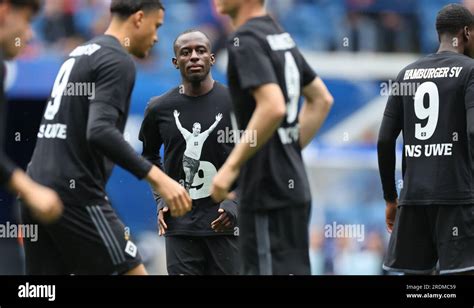 Hamburger SV Players pre-match warm-up, wearing tribute tops for a team ...