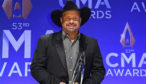 Garth Brooks CMA Awards exit: He drops out of Entertainer of the Year ...