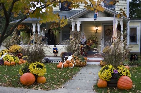 10 Best Outdoor Halloween Decorations - Porch Decor Ideas for Halloween