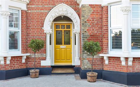 18 Inspiring Yellow Front Door Ideas for Brick Homes - AlittleDelightful