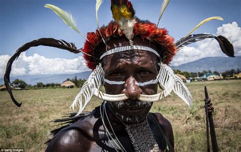 Papua dengan suku dan budaya yang sangat unik