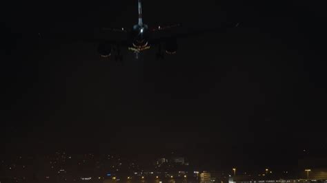 Landing airplane at night 28562373 Stock Video at Vecteezy