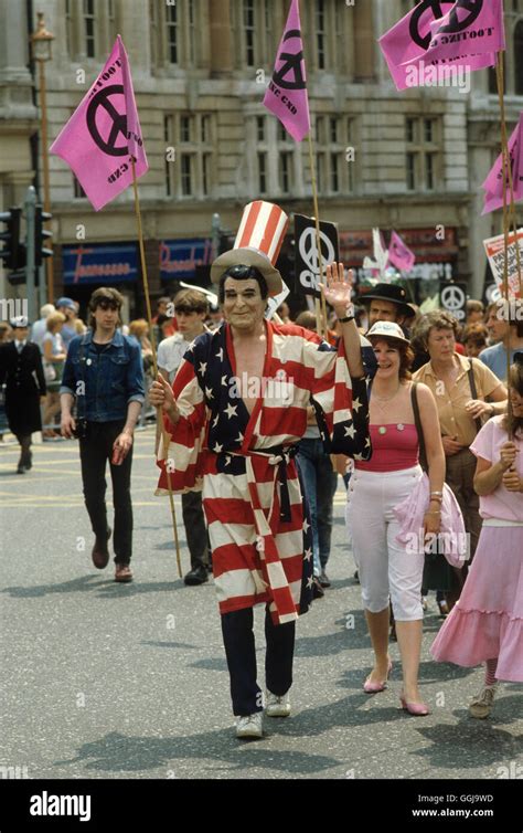 CND demonstration for Campaign for Nuclear Disarmament rally through ...