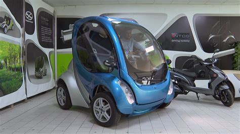 This Spanish electric car is designed to shrink by a metre by folding itself up to save space ...