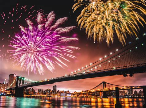 fireworks for a national holiday over the brooklyn bridge - Molise Tour & Omega Travel