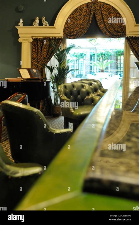 Mayfair hotel bar hi-res stock photography and images - Alamy