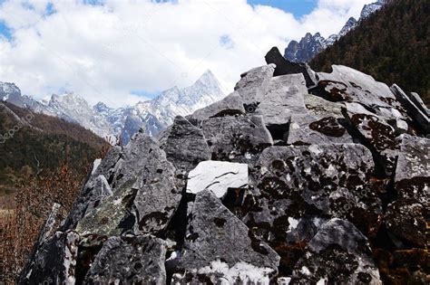 Tibetan Buddhist temple by snow mountain — Stock Photo © raywoo #7677772