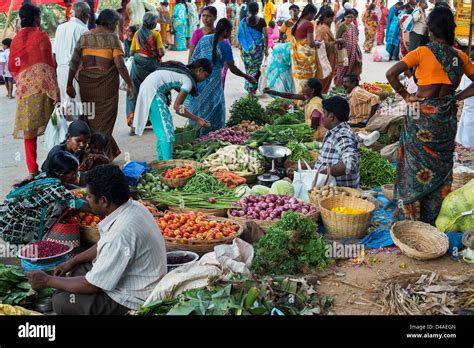 Crowded vegetable market in india hi-res stock photography and images - Alamy