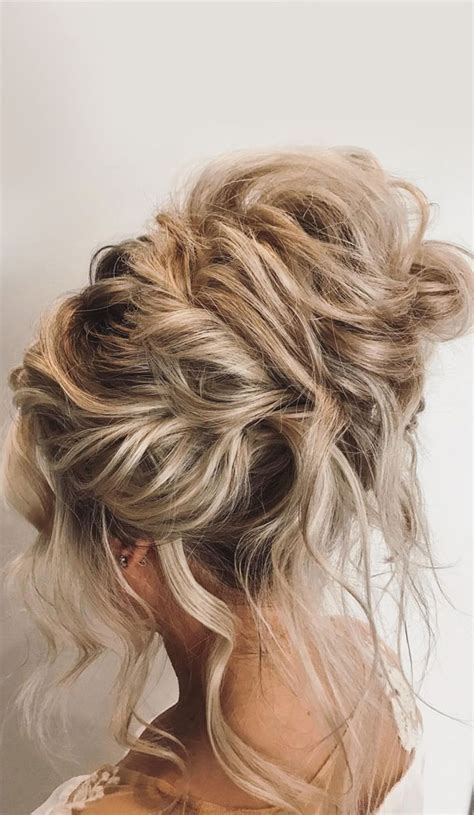 32 Classy, Pretty & Modern Messy Hair Looks : Sexy Romantic Bun