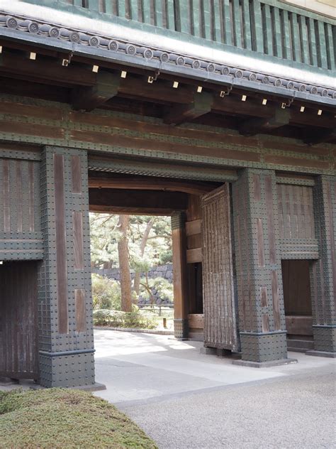 Imperial Palace Moat with bridge to the Hirakawa Gate - Alo Japan