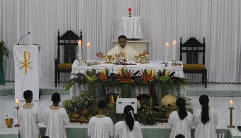 FOTO : Khidmatnya Malam Kudus Di Palopo, Diikuti 2.000 Umat Katolik | Koranseruya.com