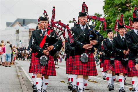 bagpipe parade in scotland – scottish musicians bagpipes – Mcascidos