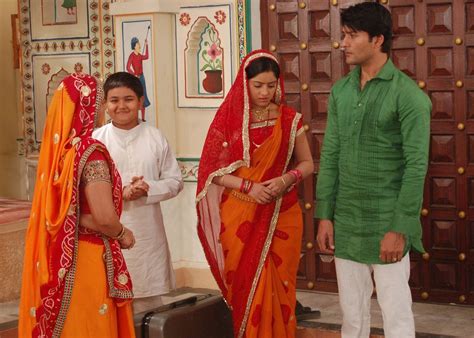 Diya Aur Baati Hum - Star Cast Working Stills Deepika Singh, Saree ...