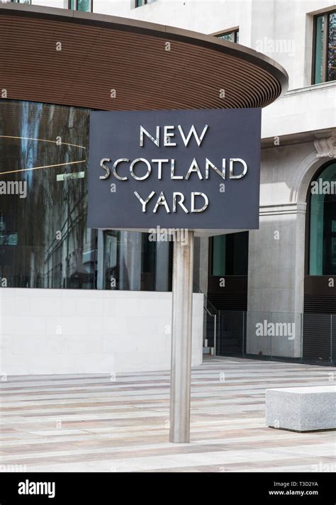 New Scotland Yard sign central London Stock Photo - Alamy