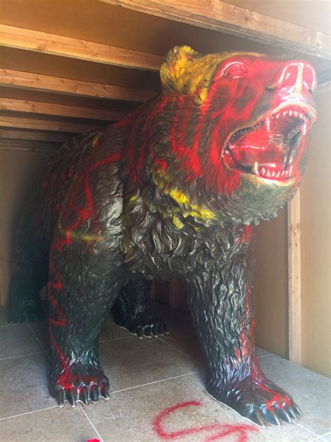 UCLA Bruin Bear found vandalized | Daily Trojan