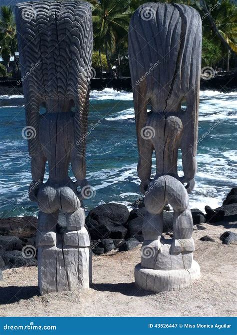 Tiki Statues At Puuhonua O Honaunau On The Big Island Of Hawaii Stock Photo - Image: 43526447