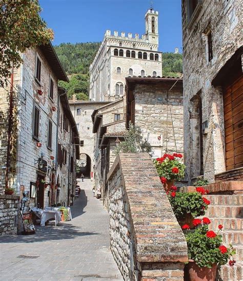 Per le vie di Gubbio. Italy | Umbria, Cities in italy, Beautiful places