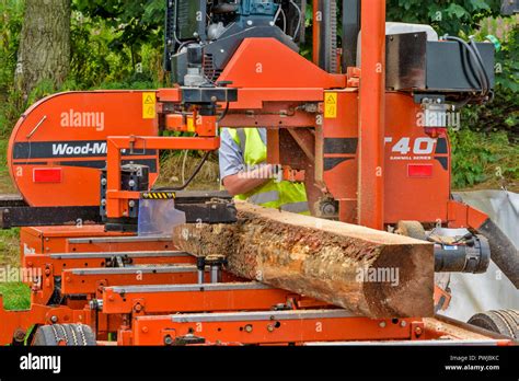 WOOD MIZER A TRANSPORTABLE SAWMILL IN ACTION SAWING A LOG OF WOOD Stock Photo - Alamy