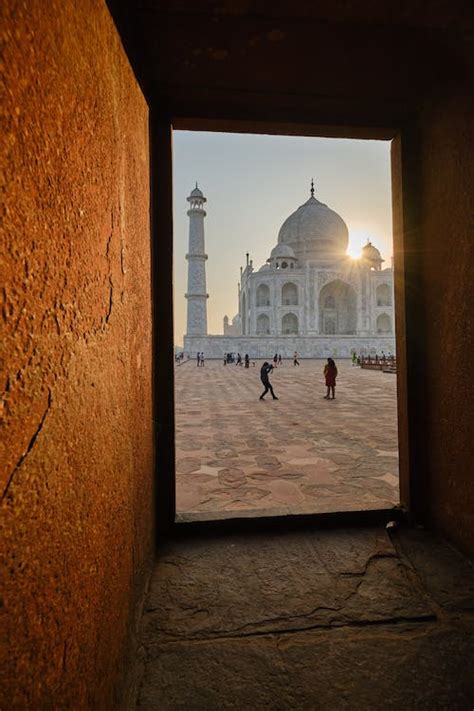 Taj Mahal at Sunrise · Free Stock Photo