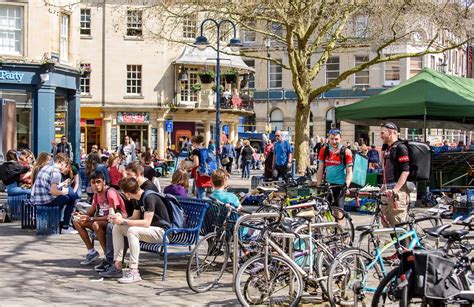 Bath weather: Hundreds soak in sunshine as heatwave arrives in city - Somerset Live