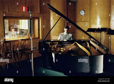 ADRIEN BRODY, THE PIANIST, 2002 Stock Photo - Alamy